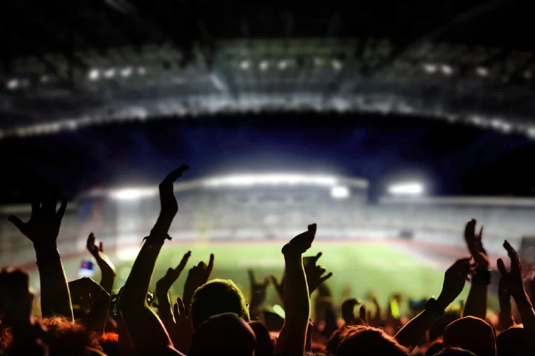 fani na stadionie mecz piłki nożnej